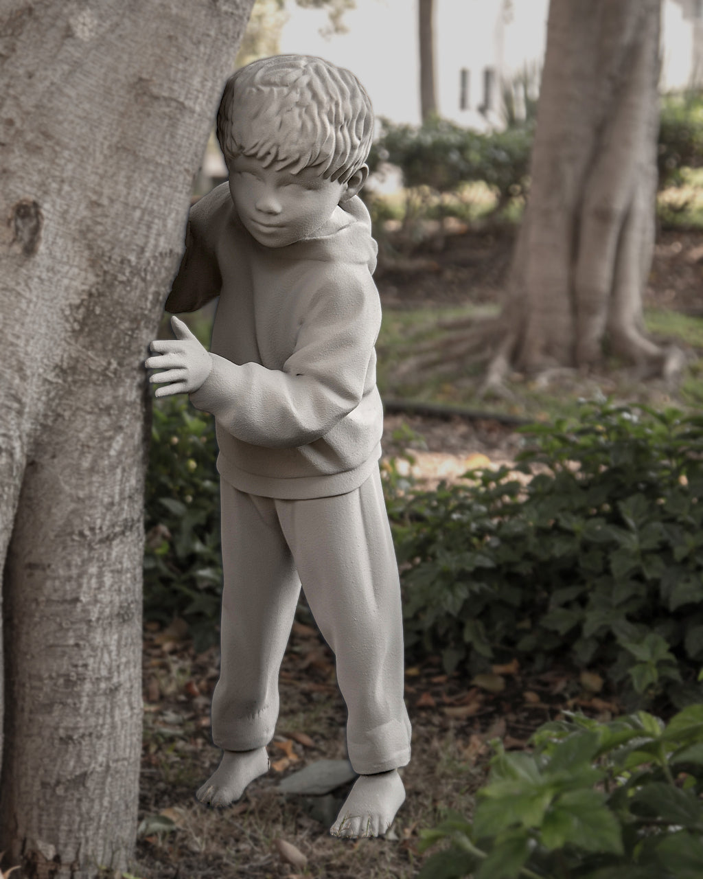 Niño asomándose parado