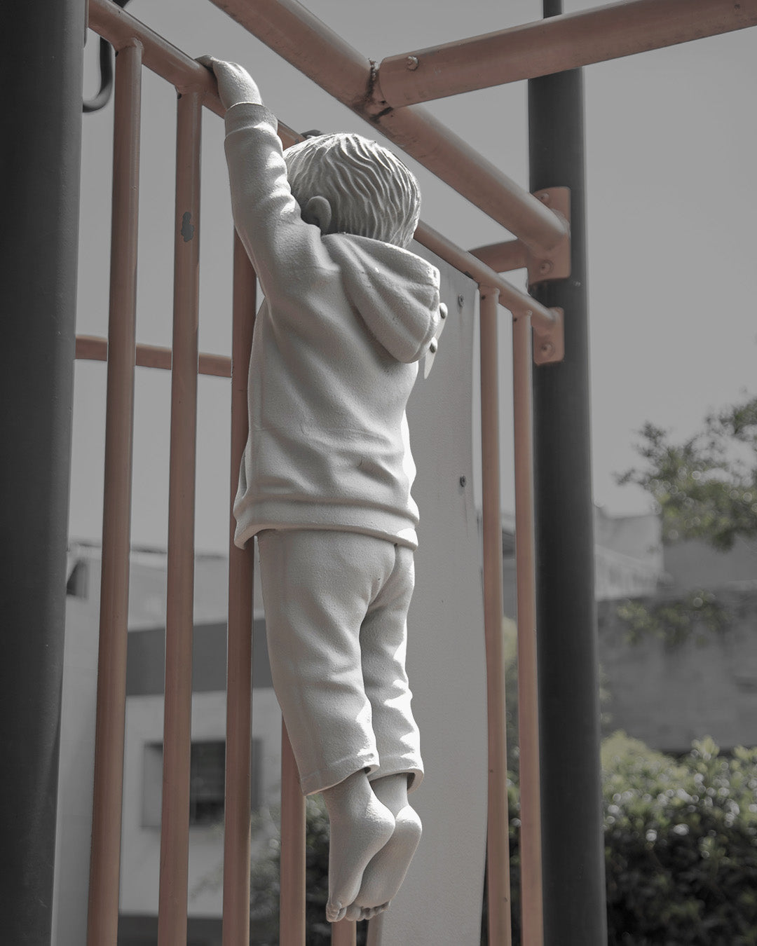 Niño colgado