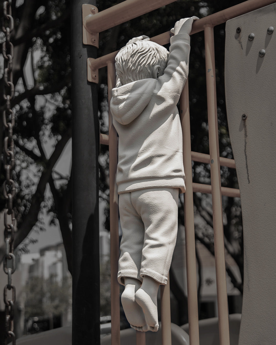Niño colgado