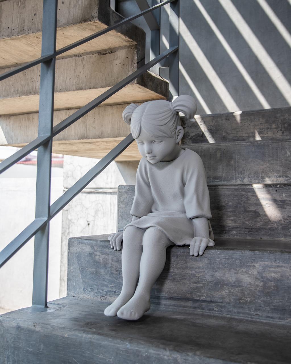 Niña sentada